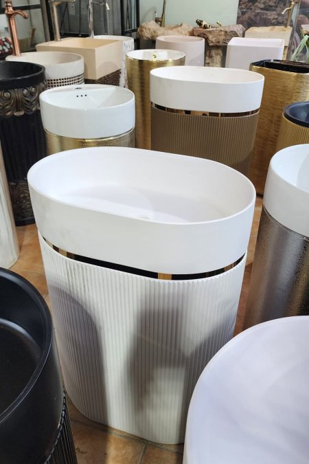 🤍 مغسلة ستاند بيضاء فاخرة بلمسة ذهبيّة